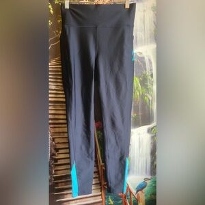 Pelotón leggings size MEDIUM  women  black blue  side pockets .